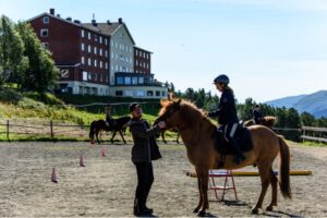 Rideundervisning på bane